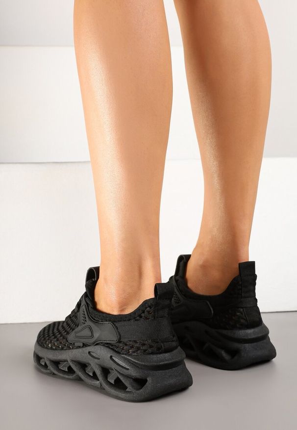 Renee - Czarne Buty Sportowe Sneakersy na Platformie Ozdobionej Tłoczeniem Teliriella. Okazja: na co dzień. Zapięcie: sznurówki. Kolor: czarny. Materiał: jeans. Wzór: aplikacja. Obcas: na platformie