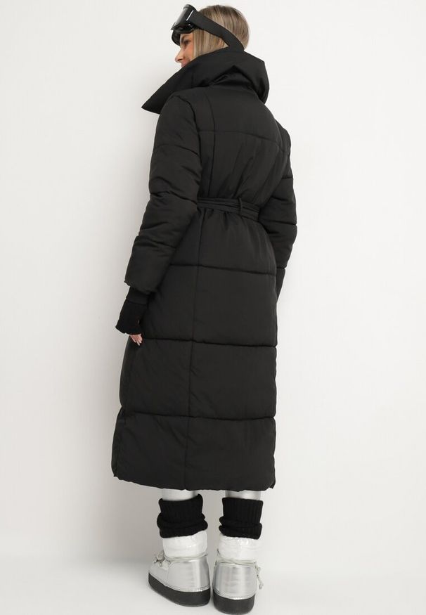 Born2be - Czarna Pikowana Kurtka Płaszcz za Kolano z Wiązanym Paskiem Opiedsse. Kolor: czarny