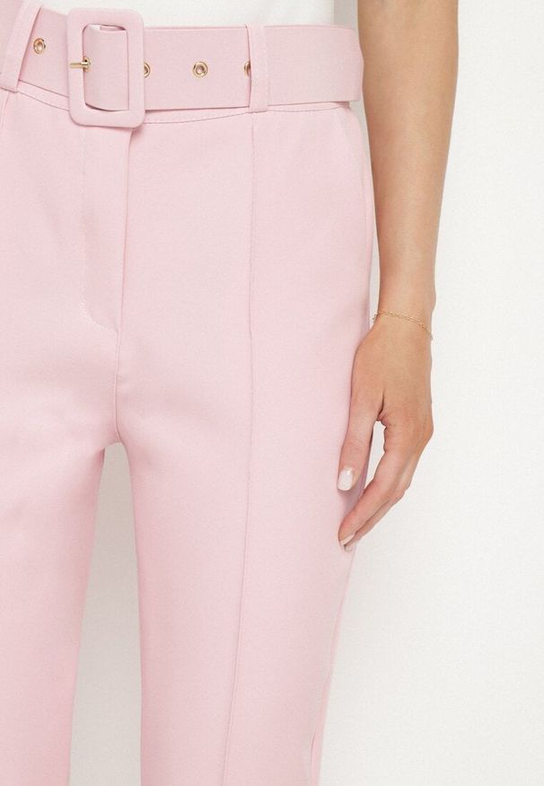 Born2be - Jasnoróżowe Garniturowe Dopasowane Spodnie z Materiałowym Paskiem z Klamrą Kerriy. Okazja: na co dzień, do pracy, na spotkanie biznesowe. Stan: podwyższony. Kolor: różowy. Materiał: materiał. Wzór: aplikacja. Styl: klasyczny, casual, biznesowy, elegancki