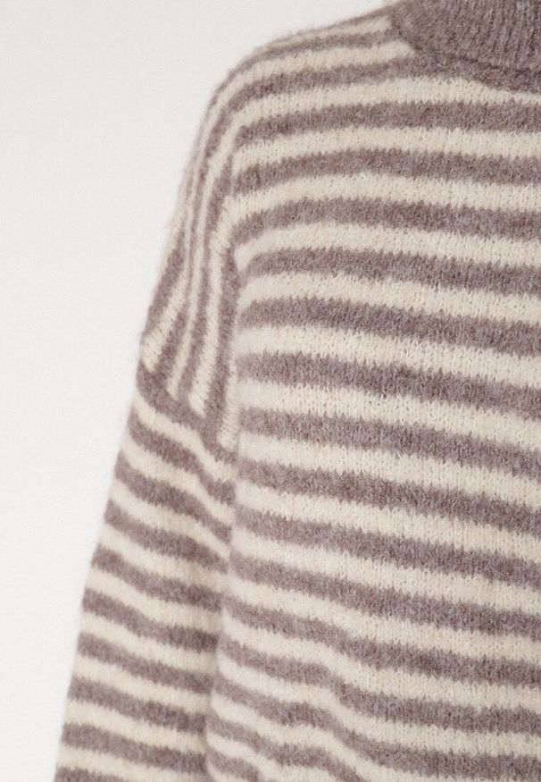 Born2be - Szaro-Beżowy Golf z Domieszką Wełny w Paski Monallia. Okazja: na co dzień. Typ kołnierza: golf. Kolor: szary. Materiał: wełna. Wzór: paski. Styl: klasyczny, casual, elegancki