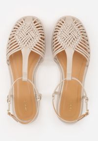 Renee - Ciemnobeżowe Sandały VICES z Przeplatanymi Paskami i Zakrytym Noskiem Usinlisa. Okazja: na co dzień. Zapięcie: pasek. Kolor: beżowy. Wzór: paski. Styl: boho, casual, elegancki #4