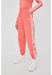 adidas Originals spodnie dresowe Adicolor HF7459 damskie kolor różowy z aplikacją. Kolor: różowy. Materiał: dresówka. Wzór: aplikacja #4