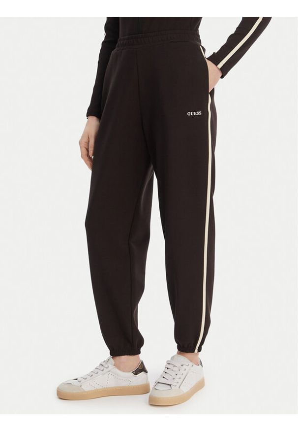 Guess Spodnie dresowe V6GB02 K2915 Brązowy Regular Fit. Kolor: brązowy. Materiał: syntetyk