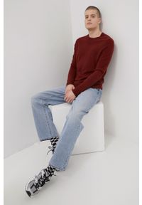 Superdry sweter wełniany męski kolor bordowy lekki. Okazja: na co dzień. Kolor: czerwony. Materiał: wełna. Długość rękawa: długi rękaw. Długość: długie. Wzór: melanż. Styl: casual