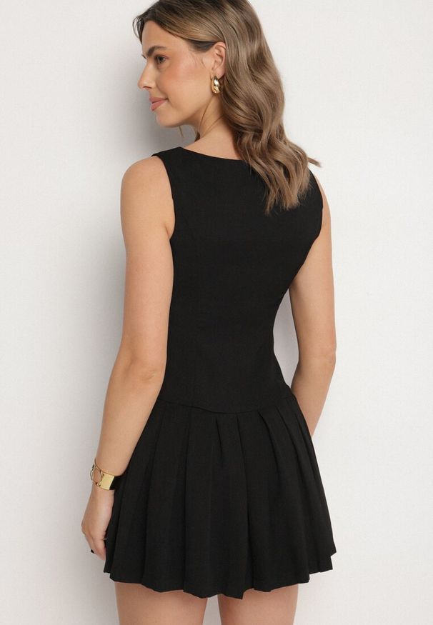 Born2be - Czarna Sukienka z Plisowanym Dołem Tunelia. Okazja: na co dzień. Kolor: czarny. Styl: elegancki, casual, klasyczny