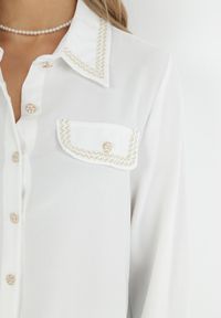 Born2be - Biała Koszula z Biżuteryjnymi Guzikami i Eleganckimi Lamówkami Athehir. Kolor: biały. Styl: elegancki #5