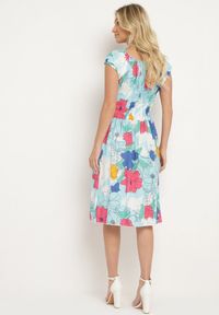 Born2be - Jasnoniebieska Bawełniana Sukienka o Rozkloszowanym Kroju z Gumką w Talii w Kwiatowy Wzór Rishta. Kolor: niebieski. Materiał: bawełna. Wzór: kwiaty. Sezon: lato. Styl: street #2