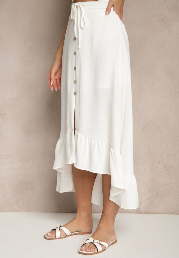 Renee - Biała Spódnica z Przedłużonym Tyłem Zdobiona Falbanami i Guzikami Maleira. Okazja: na co dzień. Kolor: biały. Wzór: aplikacja. Styl: casual, boho, elegancki