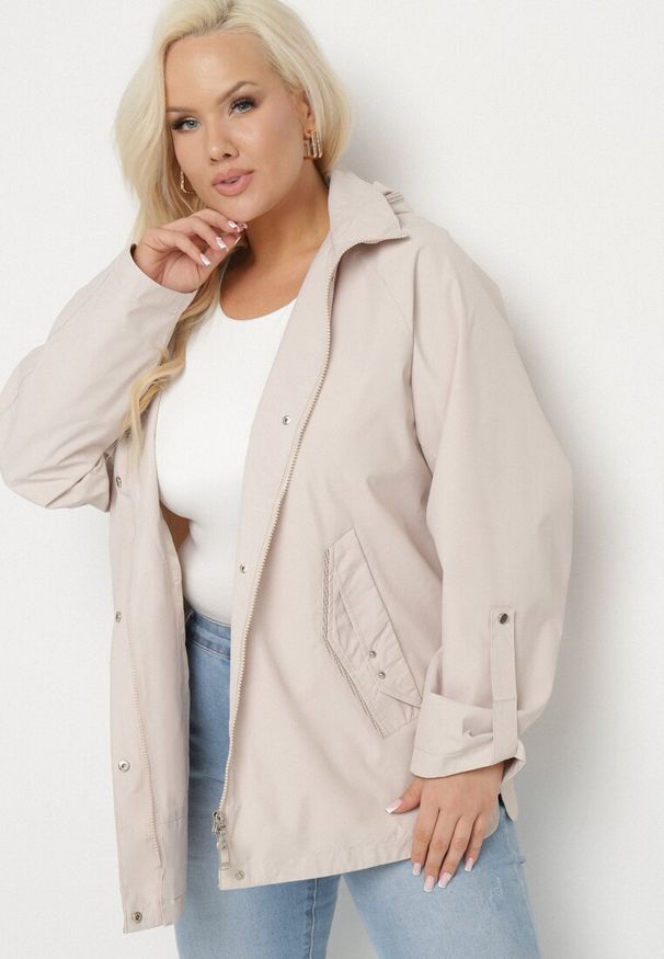 Born2be - Jasnobeżowa Kurtka Typu Wiatrówka z Podwijanymi Rękawami i Odpinanym Kapturem Adivlis. Okazja: na co dzień. Kolor: beżowy. Materiał: jeans. Styl: klasyczny, casual