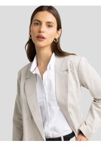 Big-Star - Marynarka damska z dodatkiem lnu beżowa Marylia 800. Okazja: na spotkanie biznesowe. Kolor: beżowy. Materiał: len. Wzór: aplikacja. Styl: biznesowy, elegancki #2