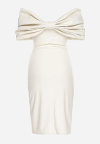 Born2be - Beżowa Taliowana Sukienka Dopasowana z Odsłoniętymi Ramionami i Drapowaniem Palamiria. Okazja: na randkę, na imprezę. Kolor: beżowy #7