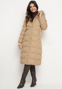 Born2be - Beżowa Kurtka Pikowana Mocno Ocieplana z Kapturem z Futerkiem Gelirra. Okazja: na co dzień. Typ kołnierza: kaptur. Kolor: beżowy. Materiał: futro. Długość rękawa: długi rękaw. Długość: długie. Styl: casual, elegancki #1