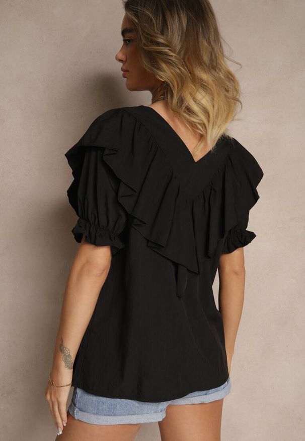 Renee - Czarna Bluzka z Wiskozą Ozdobiona Falbankami Fadelena. Typ kołnierza: kołnierz z falbankami. Kolor: czarny. Materiał: wiskoza. Wzór: aplikacja