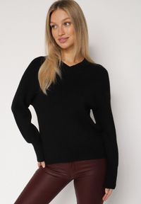 Born2be - Czarny Sweter z Domieszką Kaszmiru z Dekoltem w Serek Feralaine. Okazja: na co dzień, na spotkanie biznesowe. Typ kołnierza: dekolt w serek. Kolor: czarny. Materiał: kaszmir. Styl: biznesowy, klasyczny, casual, elegancki #1