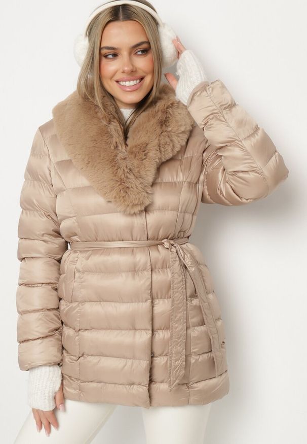 Born2be - Beżowa Pikowana Kurtka z Paskiem i Futrzanym Kołnierzem Gunnitte. Typ kołnierza: bez kaptura. Kolor: beżowy. Materiał: futro. Styl: elegancki