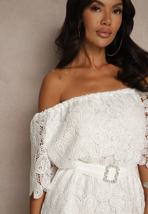 Renee - Biała Sukienka z Bawełną z Paskiem z Klamrą Perełkami i Cyrkoniami Neralisse. Kolor: biały. Materiał: bawełna. Styl: klasyczny, elegancki