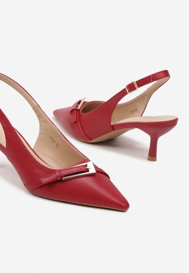 Renee - Czerwone Sandały na Szpilce Typu Slingback Ozdobione Paskiem z Klamrą Karilen. Okazja: na co dzień. Nosek buta: szpiczasty. Zapięcie: klamry. Kolor: czerwony. Materiał: jeans. Wzór: aplikacja. Obcas: na szpilce. Styl: klasyczny, casual, elegancki