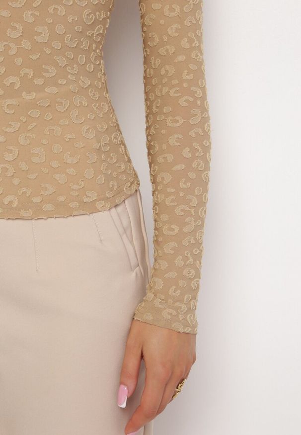 Born2be - Ciemnobeżowa Elastyczna Bluzka w Cętki z Półgolfem Konisse. Kolor: beżowy. Długość rękawa: długi rękaw. Długość: długie