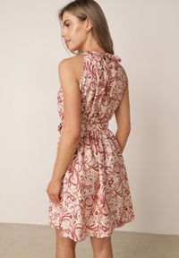 Born2be - Różowa Wiskozowa Sukienka z Dekoltem Typu Halter i Abstrakcyjnym Wzorem Veraria. Okazja: na co dzień. Typ kołnierza: dekolt halter. Kolor: różowy. Materiał: wiskoza. Wzór: aplikacja. Styl: casual #2