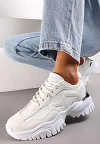 Renee - Białe Sneakersy Ozdobione Metaliczną Wstawką na Grubej Podeszwie Ashtonia. Kolor: biały. Wzór: aplikacja #1