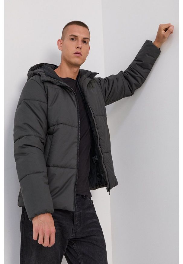 Jack Wolfskin Kurtka męska kolor zielony zimowa. Kolor: zielony. Materiał: syntetyk, materiał, włókno. Sezon: zima