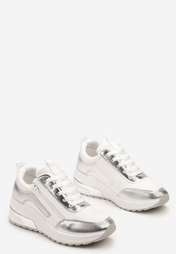 Renee - Biało-Srebrne Sneakersy z Ekoskóry z Połyskującymi Detalami i Ozdobnym Zamkiem Raviles. Zapięcie: zamek. Kolor: biały