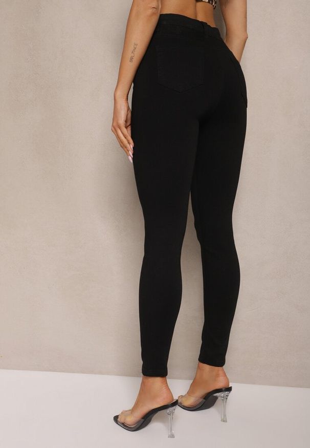 Renee - Czarne Elastyczne Jeansy o Kroju Skinny High Waist Darira. Okazja: na co dzień. Stan: podwyższony. Kolor: czarny. Wzór: aplikacja. Styl: casual