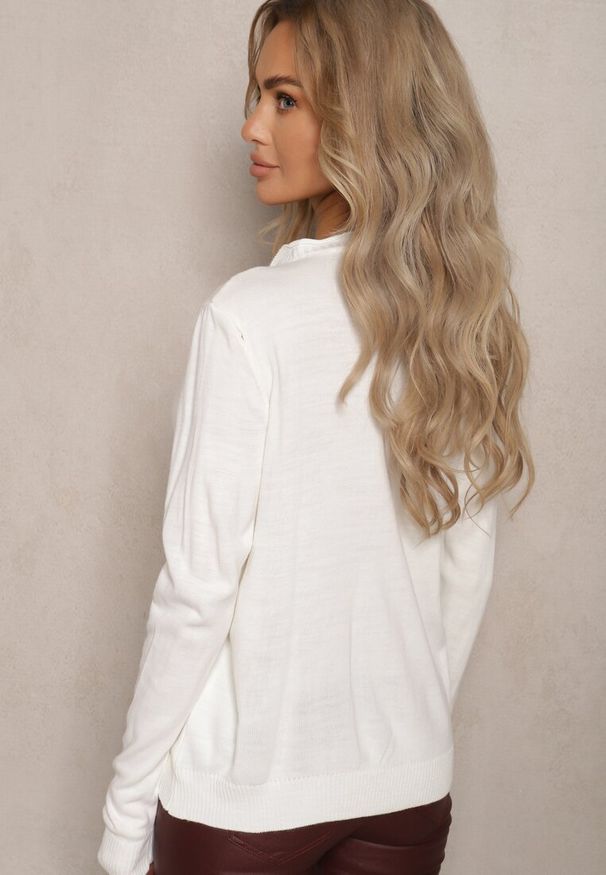 Renee - Jasnobeżowy Rozpinany Kardigan Ozdobiony Ściągaczem Omelle. Typ kołnierza: dekolt w serek. Kolor: beżowy. Materiał: jeans. Wzór: aplikacja. Styl: elegancki