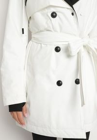 Born2be - Biała Kurtka Płaszcz z Kapturem Dwurzędowa z Paskiem w Talii Eriviana. Okazja: na co dzień. Typ kołnierza: kaptur. Kolor: biały. Materiał: jeans. Styl: klasyczny, casual, elegancki #7