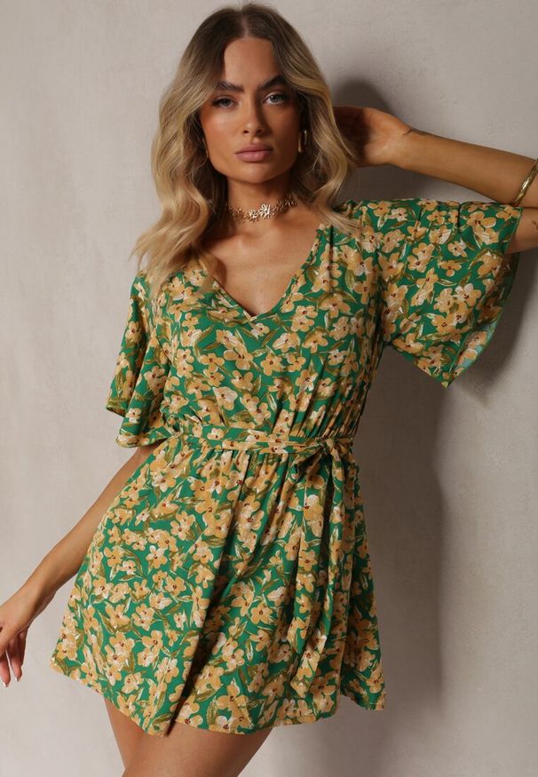 Renee - Zielono-Żółty Kombinezon w Kwiaty z Krótkim Rękawem z Gumką w Talii i Paskiem Biacelia. Okazja: na co dzień, na spacer. Kolor: zielony. Długość rękawa: krótki rękaw. Długość: krótkie. Wzór: kwiaty. Styl: elegancki, casual