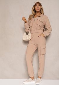 Renee - Ciemnobeżowy Komplet Dresowy z Bluzą o Krótkim Kroju i Joggerami z Kieszeniami Riathna. Kolor: beżowy. Materiał: dresówka