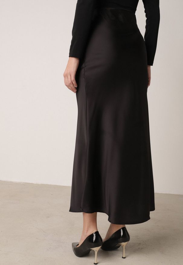 Born2be - Czarna Satynowa Spódnica z Lekko Rozkloszowanym Dołem Zinnemira. Kolor: czarny. Materiał: satyna. Styl: elegancki, klasyczny