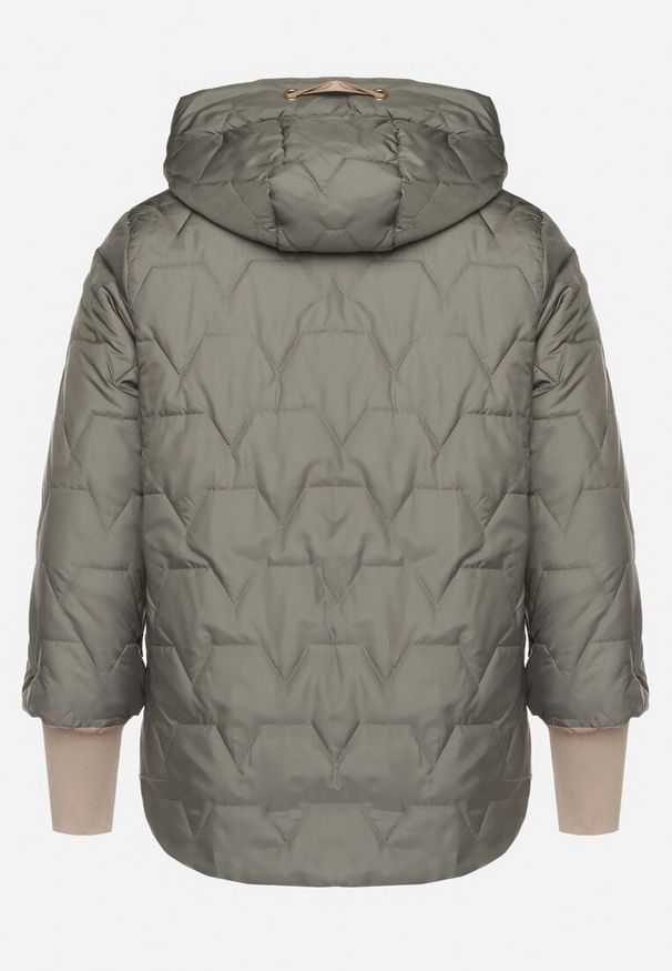 Born2be - Zielona Pikowana Kurtka z Kapturem i Przedłużonym Tyłem Tulunia. Okazja: na spacer. Typ kołnierza: kaptur. Kolekcja: plus size. Kolor: zielony. Materiał: jeans. Wzór: aplikacja. Styl: elegancki