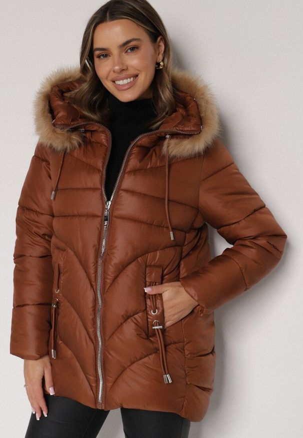 Born2be - Brązowa Pikowana Kurtka o Trapezowym Kroju z Kapturem i Odpinanym Futerkiem Deolaine. Okazja: na co dzień. Typ kołnierza: kaptur. Kolor: brązowy. Materiał: futro. Długość rękawa: długi rękaw. Długość: długie. Styl: elegancki, casual