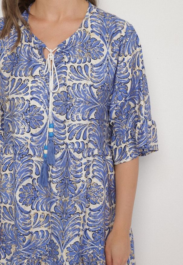 Born2be - Niebieska Sukienka z Lnem o Rozkloszowanym Kroju z Falbanami i Metalicznym Nafrukiem Rinanis. Okazja: na co dzień. Typ kołnierza: dekolt w serek. Kolor: niebieski. Materiał: len. Wzór: aplikacja. Styl: klasyczny, casual, elegancki