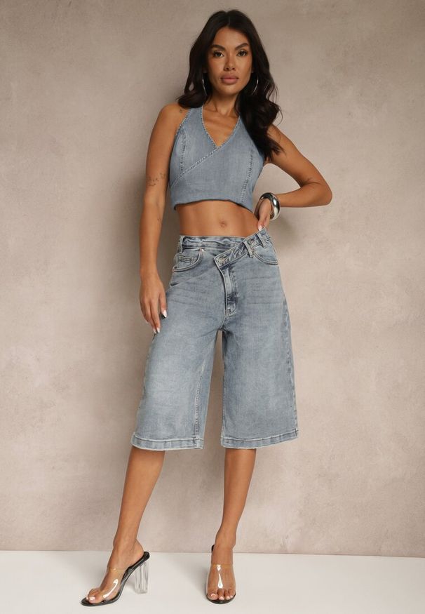 Renee - Niebieskie Asymetryczne Szorty Jeansowe Typu Bermudy Lilista. Okazja: na co dzień, na imprezę, na spacer. Stan: podwyższony. Kolor: niebieski. Materiał: jeans. Długość: długie. Sezon: lato. Styl: elegancki, casual