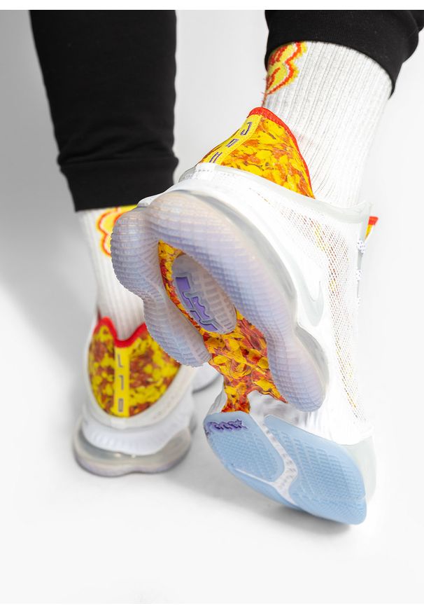 Nike LeBron XIX Low Magic Fruity Pebbles Buty do koszykówki męskie. Kolor: biały. Sport: koszykówka