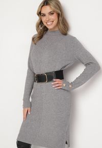 Born2be - Jasnoszara Sweterkowa Sukienka z Modalem i Wiskozą Ozdobiona Guzikami Hesalttia. Okazja: na co dzień. Kolor: szary. Materiał: wiskoza. Długość rękawa: długi rękaw. Wzór: aplikacja. Typ sukienki: proste. Styl: casual, elegancki #1