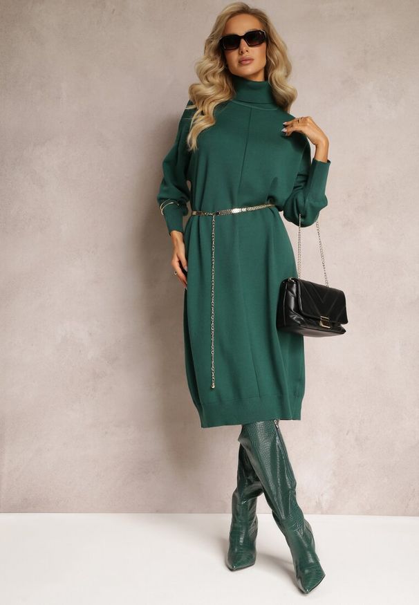 Renee - Ciemnozielona Sweterkowa Sukienka Pudełkowa z Paskiem Helenems. Typ kołnierza: golf. Kolor: zielony. Materiał: dzianina. Wzór: jednolity. Długość: midi