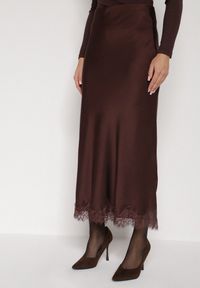 Born2be - Brązowa Satynowa Spódnica z Koronkowym Zdobieniem Silfera. Okazja: na co dzień, na spotkanie biznesowe. Kolor: brązowy. Materiał: satyna, koronka. Wzór: aplikacja. Styl: biznesowy, klasyczny, casual #1