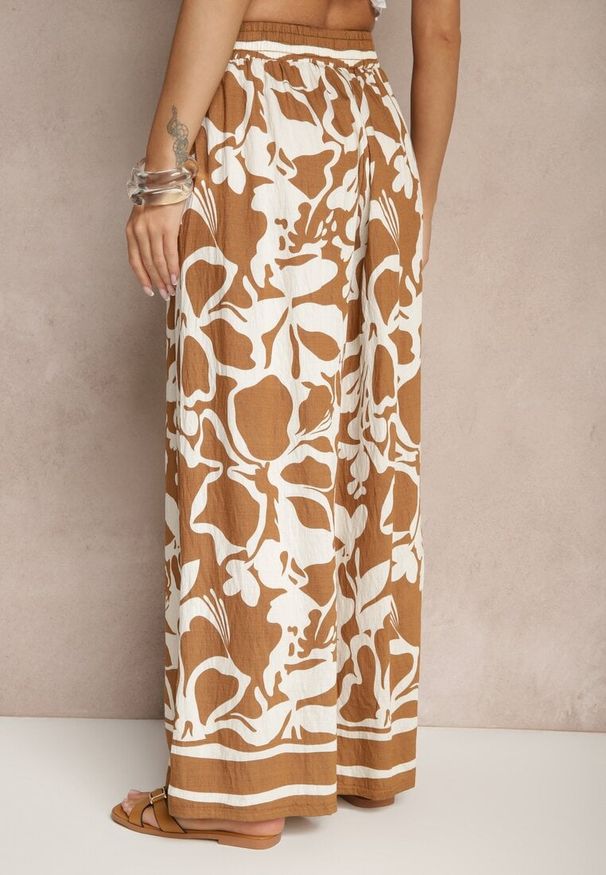 Renee - Brązowe Spodnie o Szerokim Kroju High Waist w Kwiaty Nelrive. Okazja: na spacer, na co dzień. Stan: podwyższony. Kolor: brązowy. Wzór: kwiaty. Styl: klasyczny, elegancki, casual