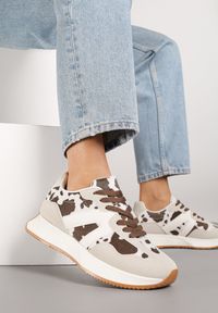 Born2be - Biało-Brązowe Płaskie Sneakersy w Krowie Łaty z Geometrycznym Wzorem Nawla. Nosek buta: okrągły. Zapięcie: sznurówki. Kolor: biały. Materiał: materiał. Wzór: geometria. Obcas: na obcasie. Wysokość obcasa: niski #4