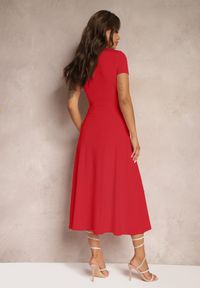 Renee - Czerwona Sukienka o Taliowanym Kroju z Imitacją Węzła i Trójkątnym Dekoltem Telvitela. Kolor: czerwony. Materiał: tkanina #5