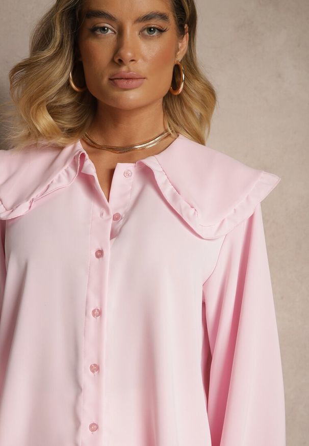 Renee - Różowa Koszula Ozdobiona Falbankami i Kołnierzykiem Evirana. Okazja: na co dzień. Typ kołnierza: kołnierz z falbankami. Kolor: różowy. Materiał: jeans. Długość rękawa: długi rękaw. Długość: długie. Wzór: aplikacja. Styl: casual, elegancki