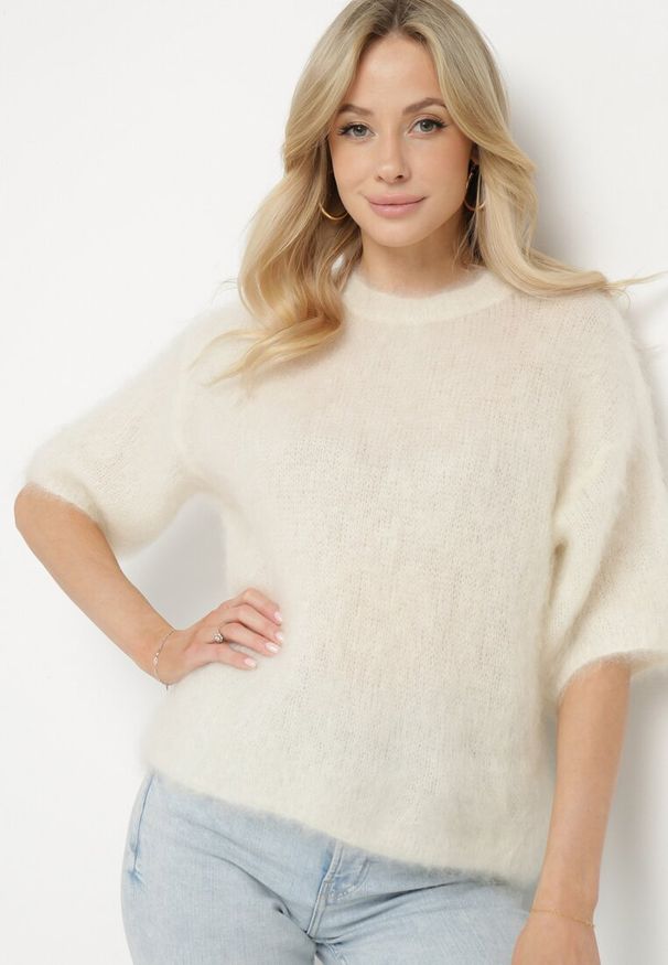 Born2be - Jasnobeżowy Moherowy Sweter o Kroju Nietoperza z Rękawami 3/4 Eleanira. Okazja: na co dzień. Kolor: beżowy. Materiał: moher. Wzór: aplikacja, ze splotem. Sezon: jesień, zima. Styl: klasyczny, elegancki, casual