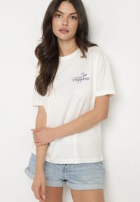 Born2be - Jasnobeżowy Bawełniany T-shirt z Ozdobnym Nadrukiem Addlessa. Okazja: na co dzień. Kolor: beżowy. Materiał: bawełna. Wzór: nadruk. Styl: klasyczny, casual #5