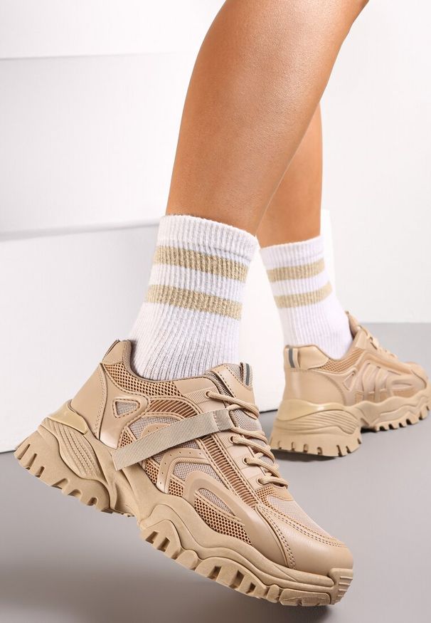 Renee - Ciemnobeżowe Sneakersy Zdobione Tłoczeniami z Amortyzującą Wkładką Arysza. Okazja: na co dzień. Nosek buta: okrągły. Zapięcie: sznurówki. Kolor: beżowy. Materiał: materiał, jeans. Wzór: aplikacja. Obcas: na płaskiej podeszwie, na obcasie. Wysokość obcasa: niski