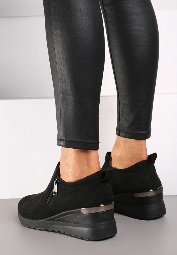 Renee - Czarne Sneakersy na Koturnie z Ozdobnym Suwakiem z Boku Daivira. Okazja: na co dzień. Nosek buta: okrągły. Kolor: czarny. Materiał: jeans, skóra. Obcas: na koturnie