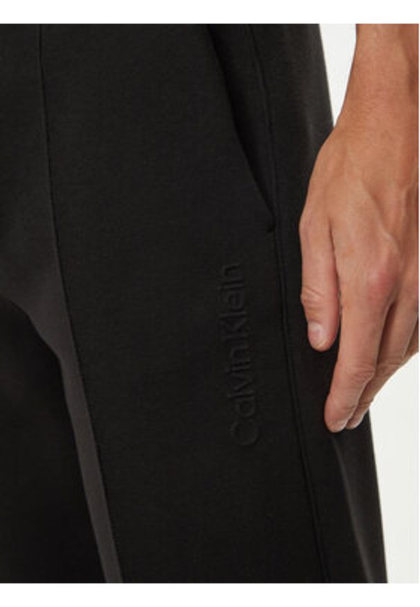 Calvin Klein Spodnie materiałowe K10K113661 Czarny Regular Fit. Kolor: czarny. Materiał: bawełna