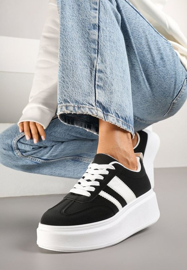 Born2be - Czarne Sneakersy Kultowe Tenisówki na Platformie z Koturnem Elisara. Okazja: na co dzień, na spacer. Zapięcie: sznurówki. Kolor: czarny. Materiał: jeans. Obcas: na koturnie. Sport: turystyka piesza